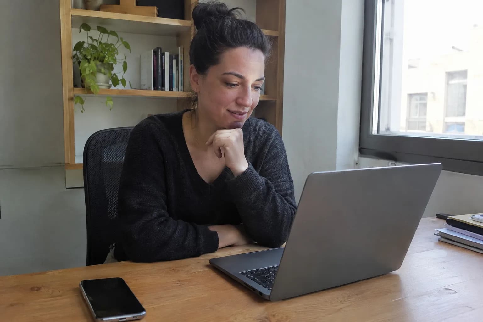 בעל עסק בוחן את הזמן שלוקח להפיק סרטון AI במחשב הנייד שלו.